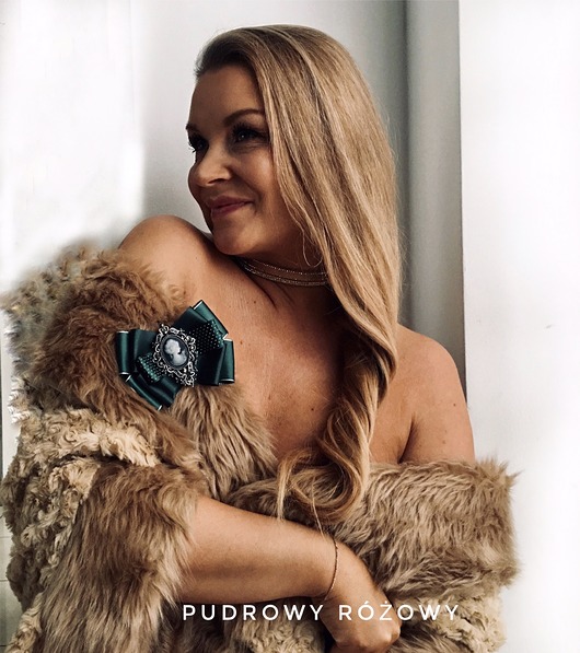 Zielona brosza z Kameą Pudrowy Różowy