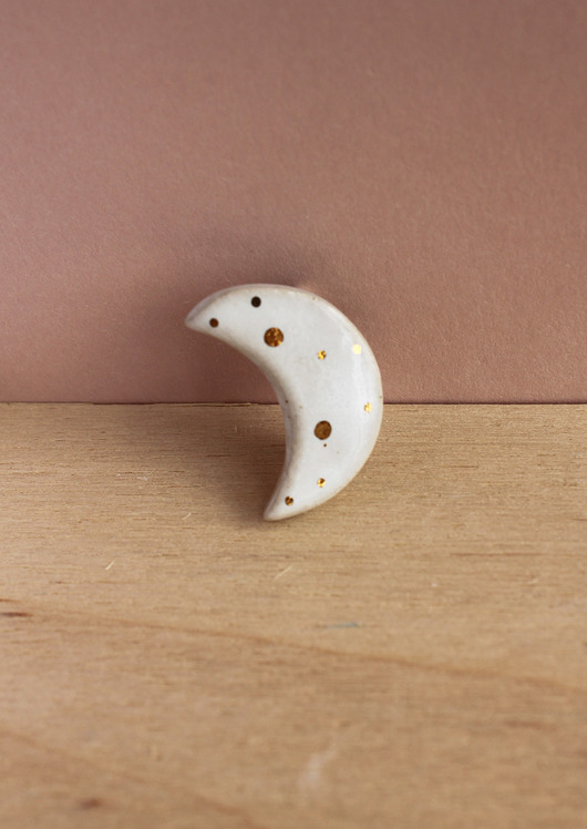 broszki Ceramiczna broszka Księżyc biały w kropeczki