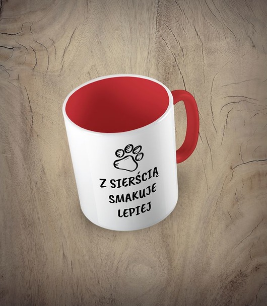 kubki Kolorowy kubek z hasłem Z SIERŚCIĄ SMAKUJE LEPIEJ - mix kolorów