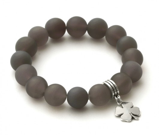 Mat agate with clover pendant in grey. Lavoga