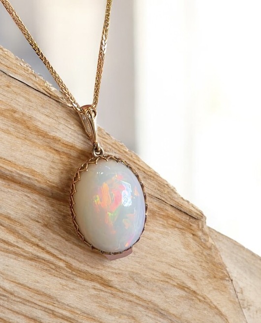 wisiory Wisior z opalem etiopskim w złotej oprawie