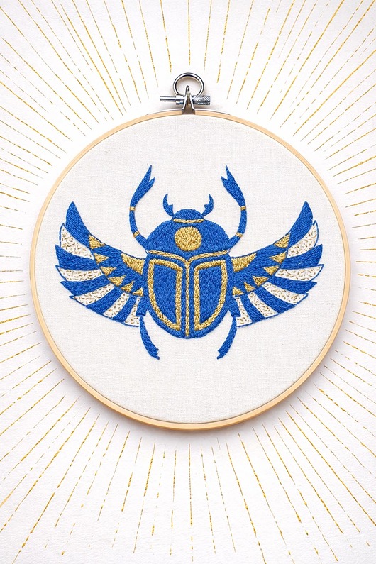 Ozdoby na ścianę Skarabeusz w tamborku, talizman odrodzenia i twórczości.