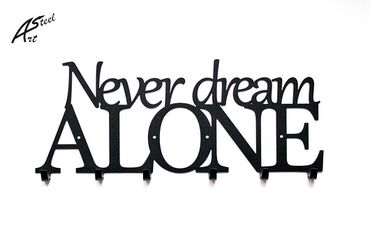 Wieszak na ubrania Never dream alone prezent ArtSteel