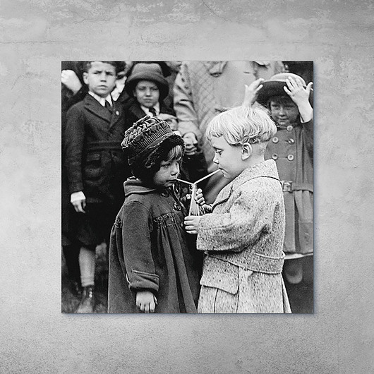 fotografia Plakat Vintage - Dzieci pijące z jednej butelki