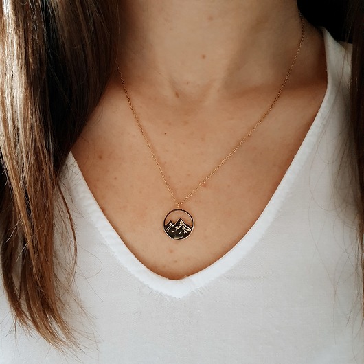 delikatny łańcuszek z motywem gór LEI handmade 
