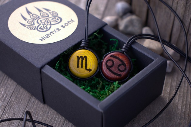 wisiory Naszyjnik znak zodiaku Lew- drewniany amulet astrologiczny