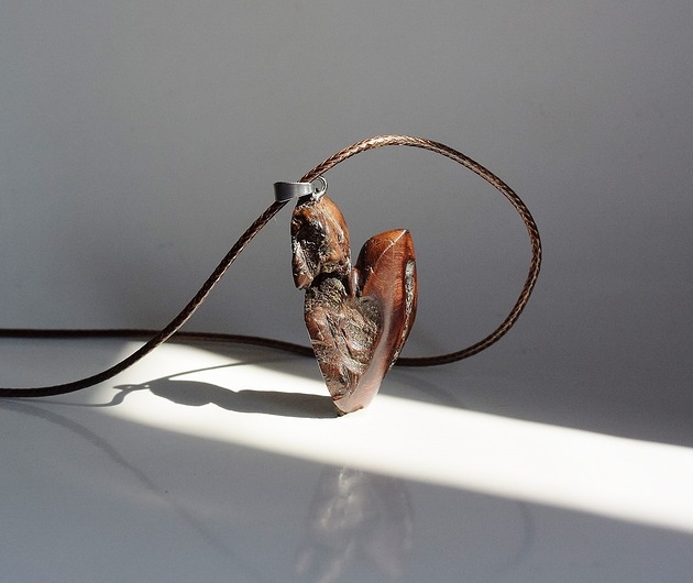 wisiory Serce z drewna dębu uderzonego piorunem