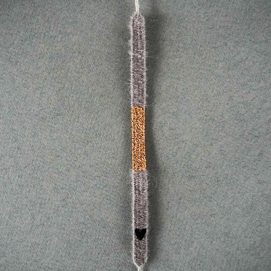 bransoletki na sznurku Włóczkowa bransoletka z błyszczącym środkiem i haftowanym serduszkiem