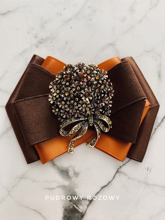 broszki Brosza z okazałym bukietem z kwiatków z kryształkami Kwiaty