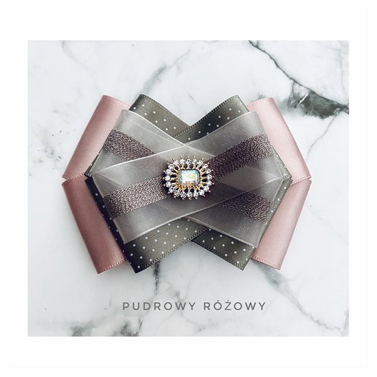 broszki Pudrowa Broszka z aksamitnymi wstążkami