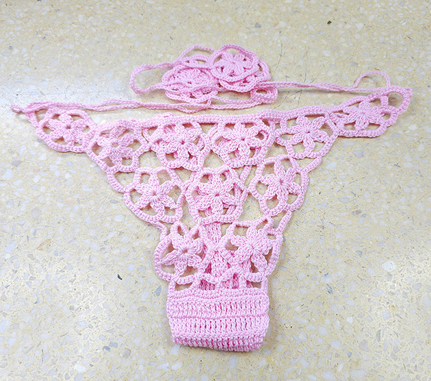 majtki damskie 6359 szydełkowe, koronkowe, ażurowe, różowe stringi.