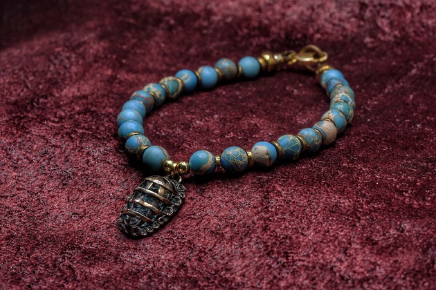 bransoletki - inne [Wciąż bez nazwy] - Bransoletka z naturalnych kamieni z wisiorkiem z brązu