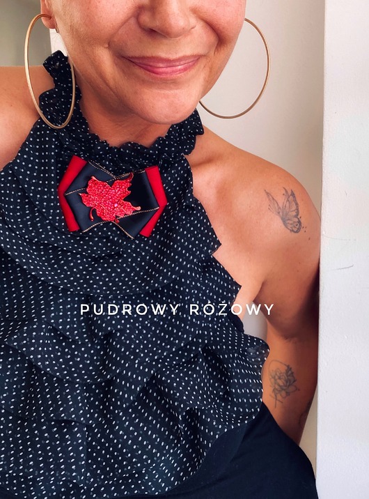 broszki Brosza z unikatowym liściem z czerwonych kryształków  Liść