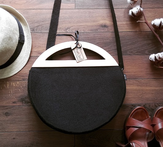 Round Black Classic +pasek moo studio