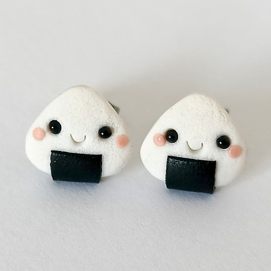 kolczyki z masy plastycznej Kolczyki onigiri z modeliny 
