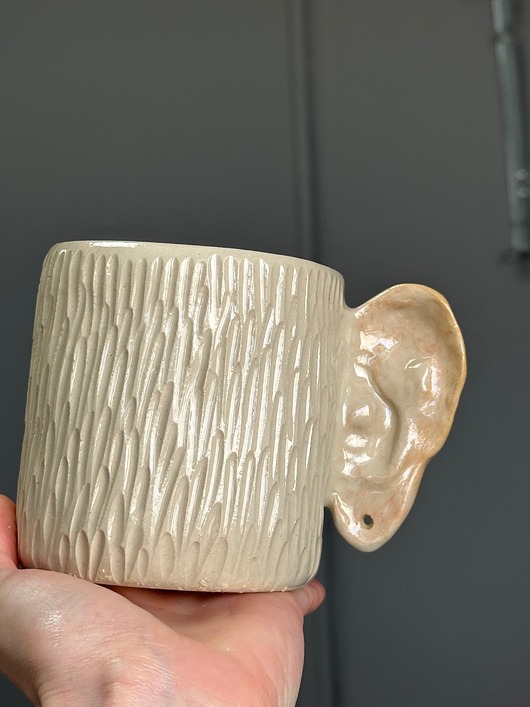 kubki Kubek artceramika. Kubek z uchem, ceramiczny.