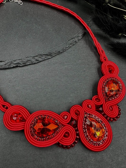kolie Czerwony naszyjnik sutasz z kryształami