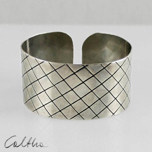 Skos - metalowa bransoleta Caltha