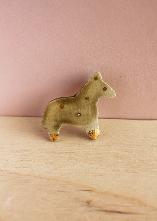 Ceramiczna broszka Koń zielony w kropeczki ELEMTHEBRAND