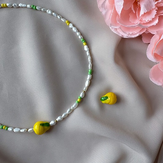 naszyjniki - inne Naszyjnik z naturalnych pereł z zawieszką w kształcie gruszki