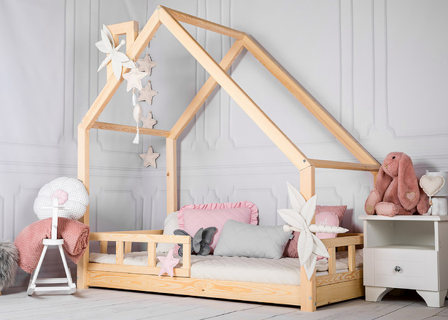 meble do pokoju dziecka Łóżko domek 80x160 z barierkami Komin Gratis