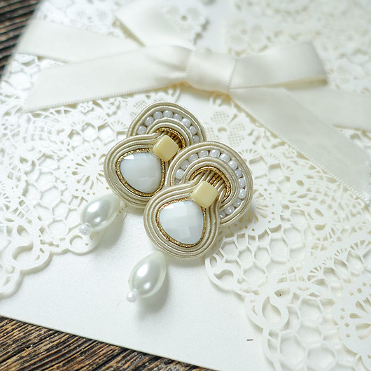 Biżuteria ślubna Elaine - beżowe kolczyki ślubne soutache