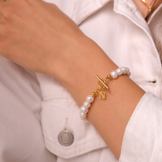 bransoletki złote Bransoletka perły naturalne z literką srebro 925 pozłacane