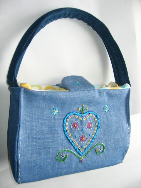 Haftowany kuferek borba design