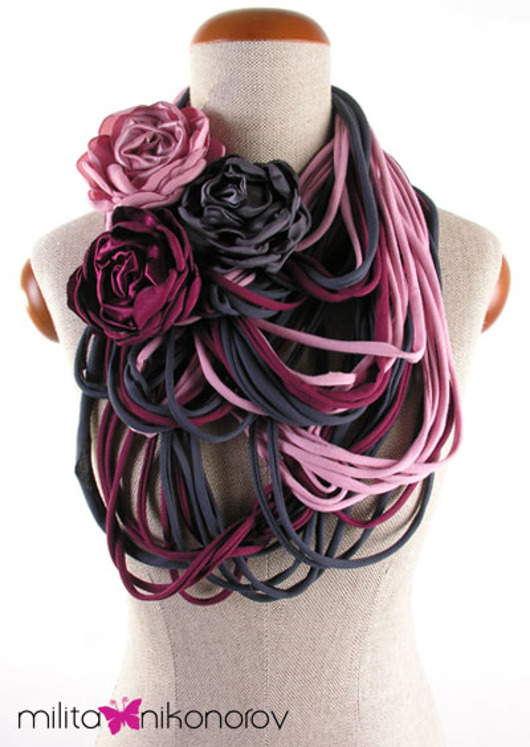 broszki Naszyjnik dzianinowy z broszkami