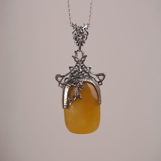wisiory Wisiorek srebrny z jaszczurką i bursztynem bałtyckim