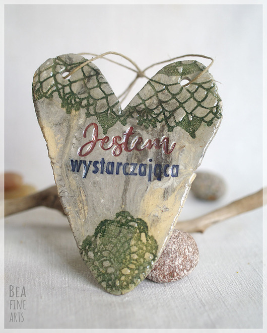 Ozdoby na ścianę Jestem wystarczająca - serce ceramiczne z afirmacją