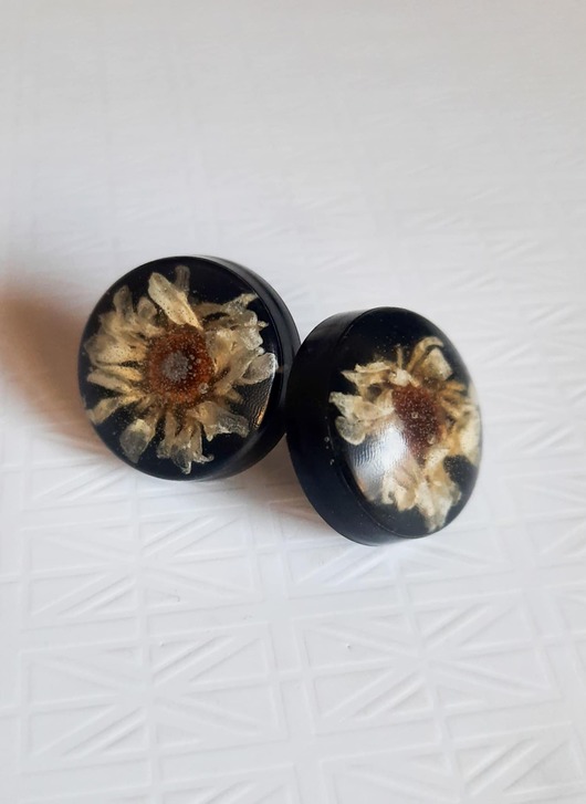 kolczyki z żywicy Okrągłe, czarne kolczyki z Kwiatami. Wkrętki. Sztyfty