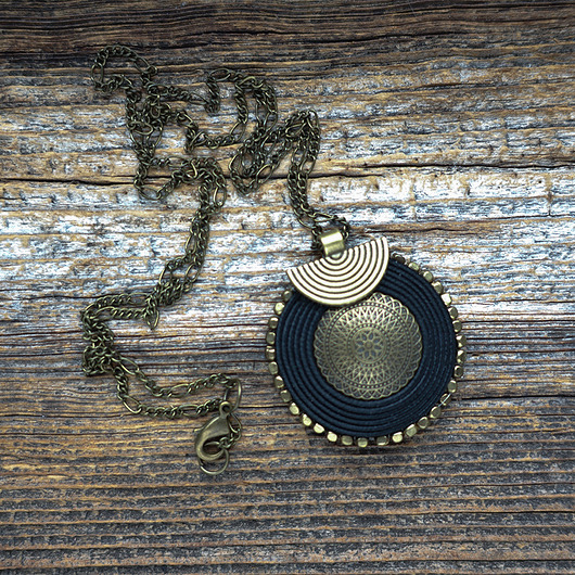 wisiory Mosiądz i czerń- naszyjnik sutasz