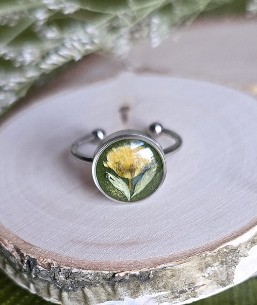 pierścionek z żywicy Pierścionek z zielonym oczkiem i kwiatem gipsówki srebrny