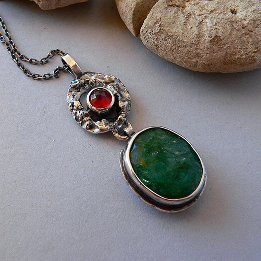 srebrne naszyjniki -szmaragd i granat-