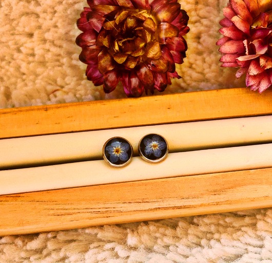 kolczyki z żywicy Kolczyki wkrętki z niezapominajkami