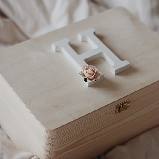 skrzynki, kufry i pudła Drewniane pudełko z literką i różą