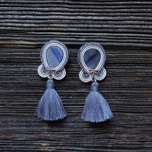 Szare kolczyki soutache z chwostami Mró Soutache