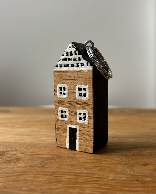 breloki Domek, brelok dębowy wysoki 3