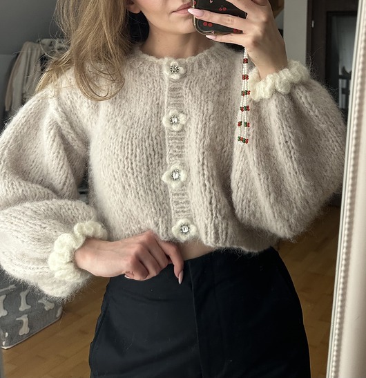 kardigany damskie Kardigan Fleur marcepan kwiaty koronki falbanki ozdobne guziki