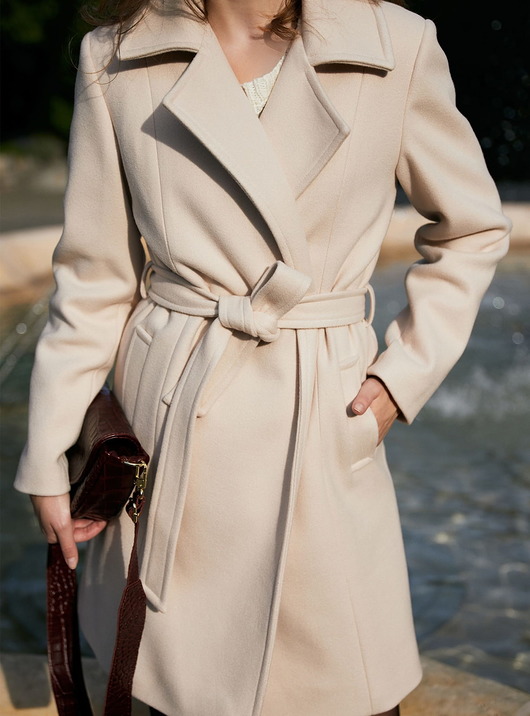 marynarki damskie JASNO BEŻOWY PŁASZCZ SZLAFROKOWY z paskiem