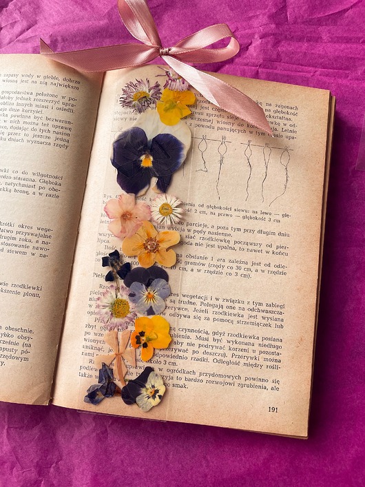 zakładki do książek Zakładka do książki z suszonymi kwiatami
