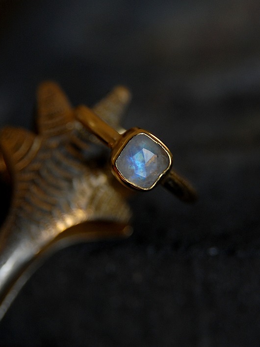Pierścionek z kamieniem księżycowym LIKIKO Jewellery