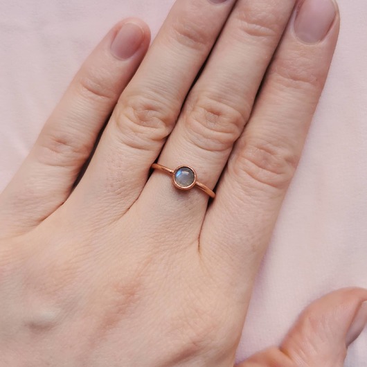 pierścionki - różne Miedziany pierścionek z kamieniem księżycowym