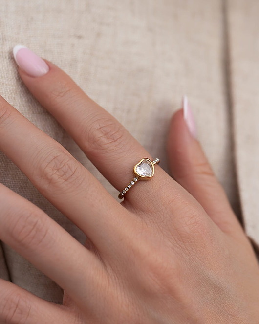 pierścionki złote Złoty pierścionek z sercem i cyrkoniami ze stali chirurgicznej premium Parais