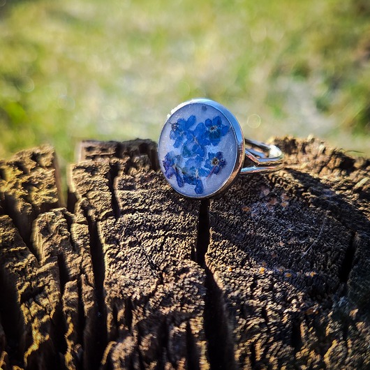 pierścionek z żywicy Pierścionek z niezapominajkami