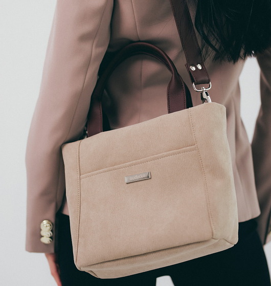 torby na ramię Kuferek listonoszka z wodoodpornego nubuku w kolorze beżowym