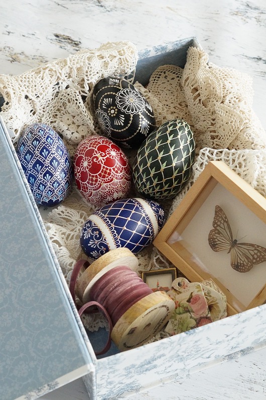 jajka wielkanocne Pisanka malowana metodą batikową