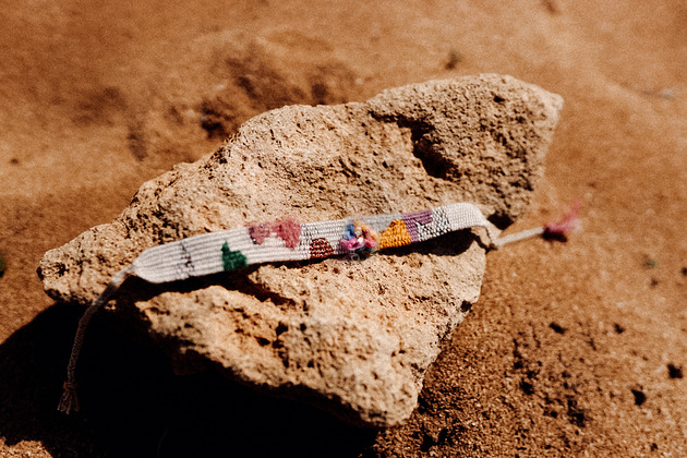 bransoletki na sznurku Ręcznie tkana bransoletka z kwiatuszkiem