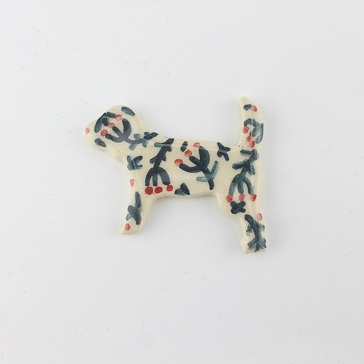 broszki Ceramiczna broszka pies malowany w kwiaty
